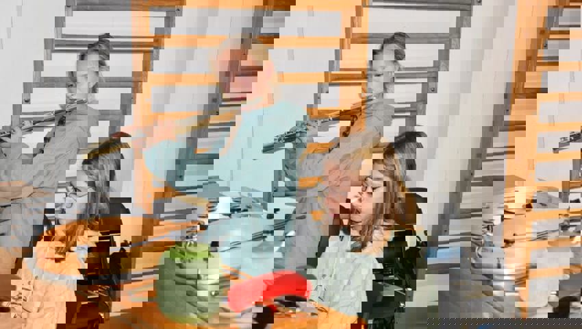  Zwei Mädchen spielen im Lukashaus Querflöte und Klavier. 