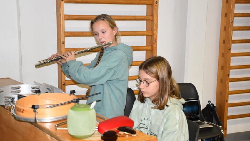  Zwei Mädchen spielen im Lukashaus Querflöte und Klavier. 