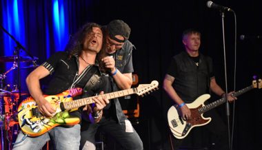 Die regionale Band Bad to the Bone spielte grosse Rock-Klassiker im Fabriggli