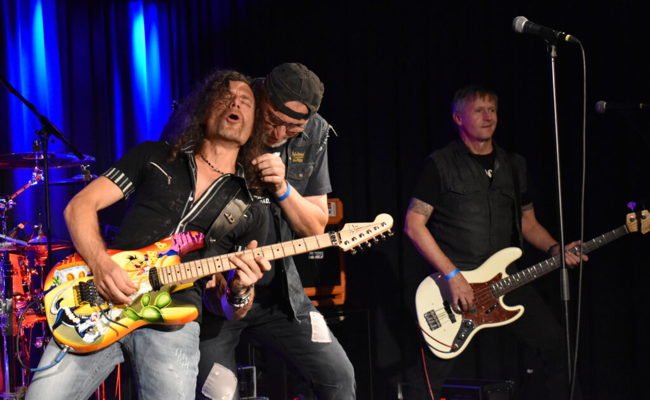 Die regionale Band Bad to the Bone spielte grosse Rock-Klassiker im Fabriggli