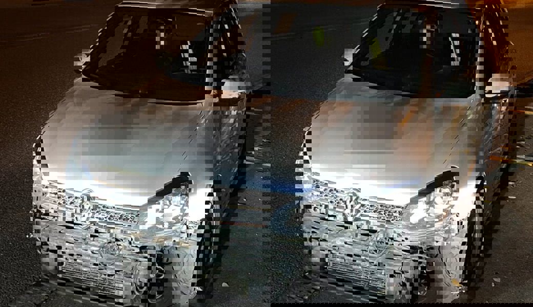  Beim Unfall verlor das Fahrzeug die Stossstange. So fuhr der Automobilist danach weiter. 