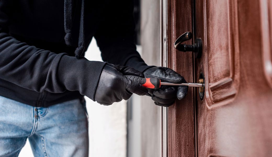 Der Einbrecher verschaffte sich Zutritt zu einem Einfamilienenhaus und einem Lagerraum.