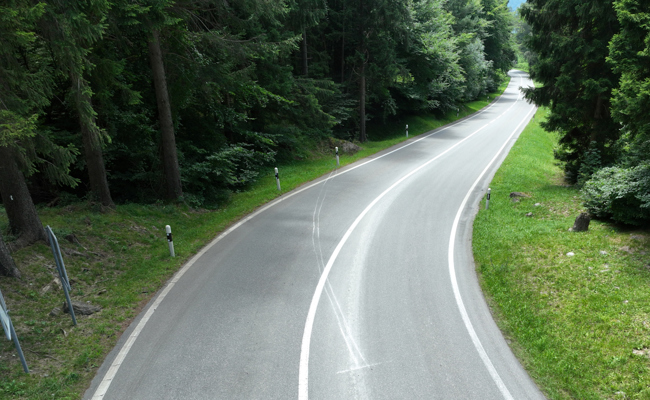 Auf Strasse von der Luzisteig nach Maienfeld verunfallt