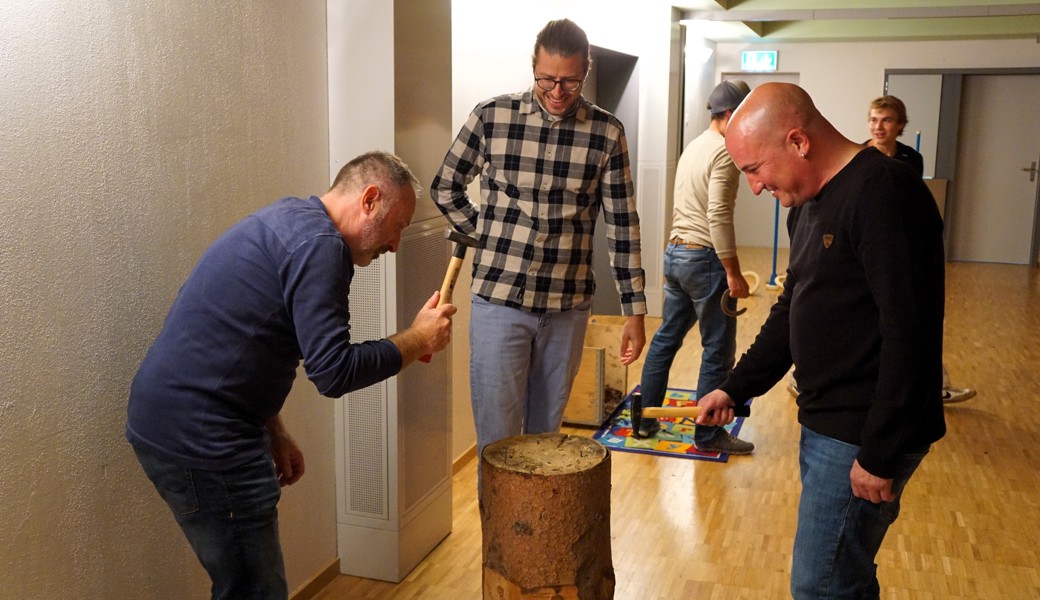 Hufeisen- oder Strohhut-Werfen sowie Baumstamm-Nageln boten sich zum geselligen Spiel an.