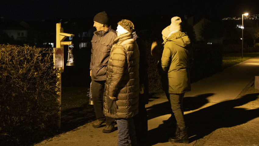  Bei der Eröffnung machten die Anwesenden einen Rundgang auf dem Weg.