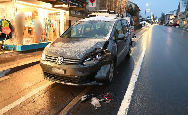 Fahrunfähig parkiertes Auto gerammt