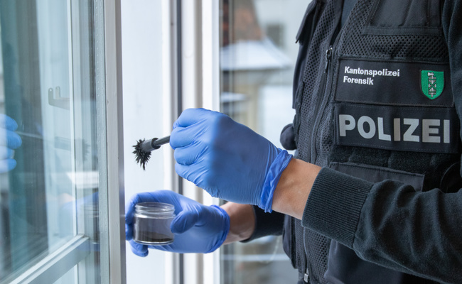 Schaufenster eingeschlagen: Unbekannter bricht in Schmuckgeschäft ein