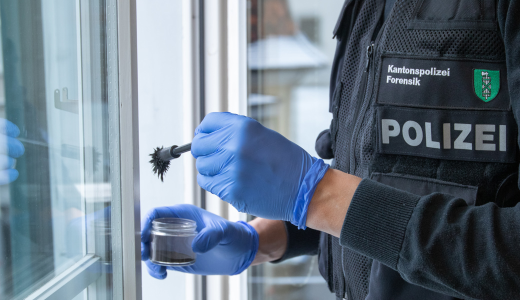 Der Einbrecher schlug die Schaufensterscheibe ein.