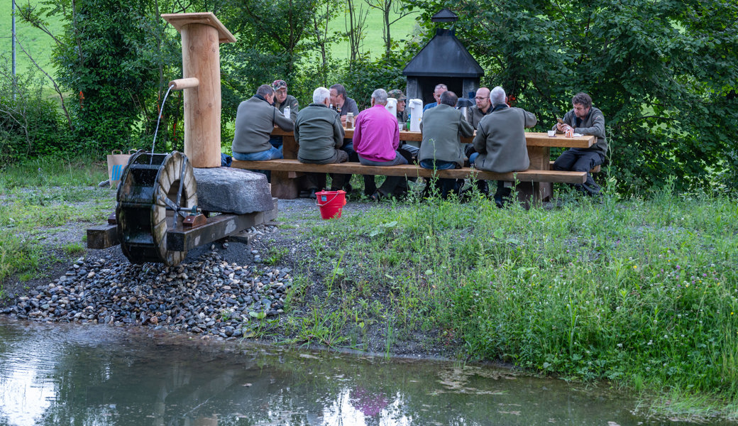 Sitzbank, Brunnen und Wasserrad: Ortsgemeinde und Schreinerei unterstützen Artillerie-Fort-Verein