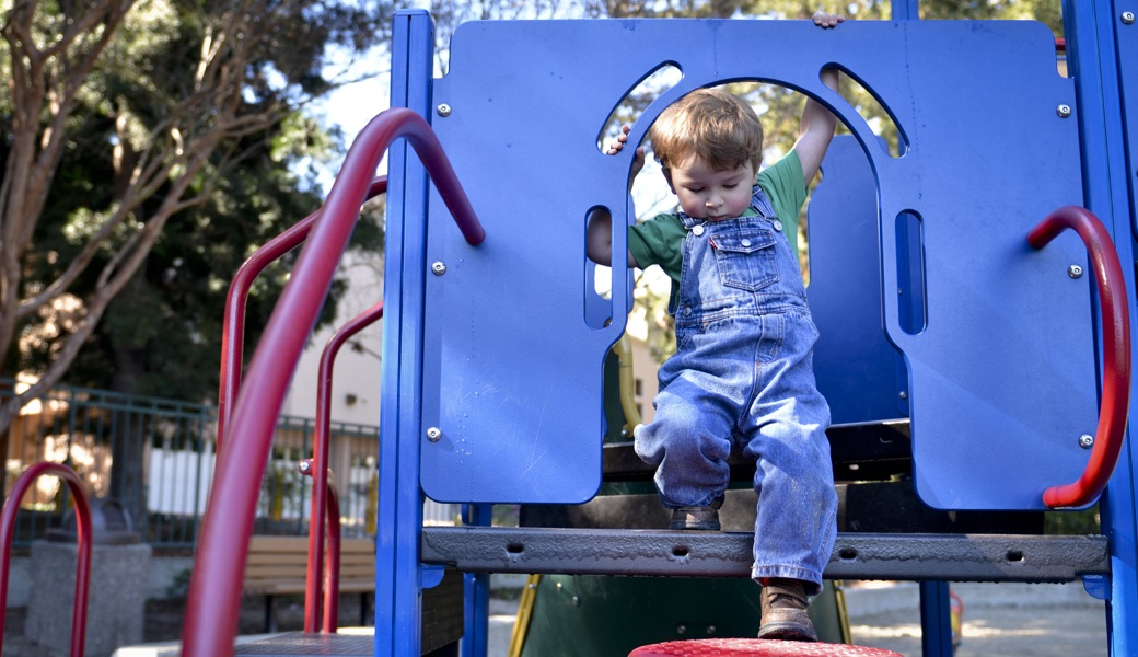 Wer mit seinem Kind auf den Spielplatz geht, nutzt bereits ein Angebot der frühen Förderung.