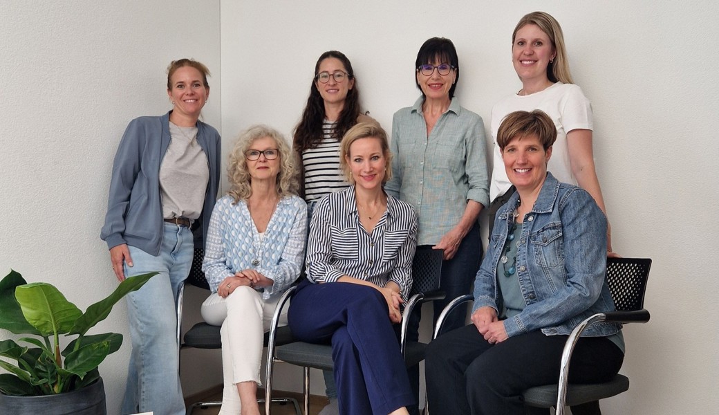 Die vertrauten Beraterinnen am neuen Ort, von links: Laura Stämpfli, Anita Pfister, Luzia Hinder Dominguez, Rahel Hofer, Marlies Frick, Angela Vesti (stehend) und Andrea Marthy-Mulle. Die vertrauten Beraterinnen am neuen Ort, von links: Laura Stämpfli, Anita Pfister, Luzia Hinder Dominguez, Rahel Hofer, Marlies Frick, Angela Vesti (stehend) und Andrea Marthy-Mulle.