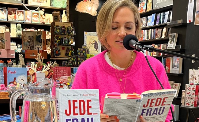 Autorin Agota Lavoyer bewegt mit Lesung aus «Jede_Frau»