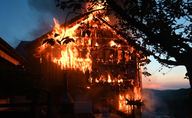 Einfamilienhaus in Vollbrand - Bewohnende ausser Gefahr
