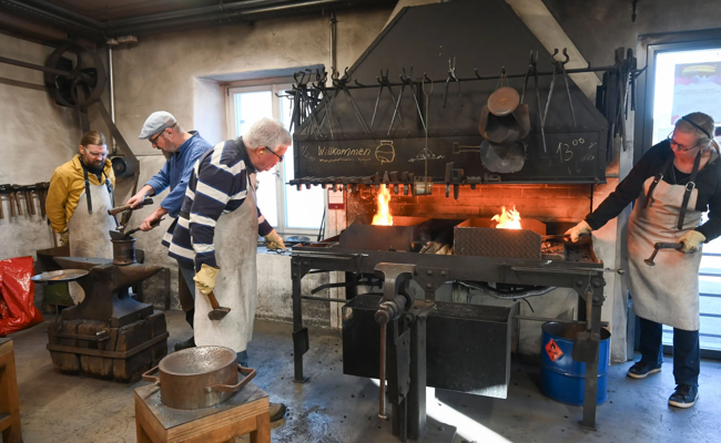 Klangschmiede: Wo mit Zeit, Geduld und Feuer Klänge in Schalen gehämmert werden