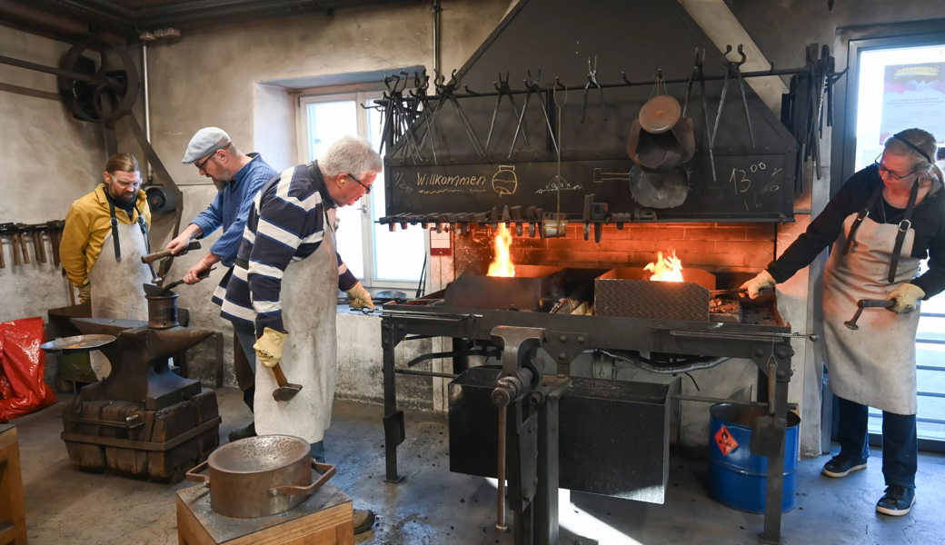 Klangschmiede: Wo mit Zeit, Geduld und Feuer Klänge in Schalen gehämmert werden