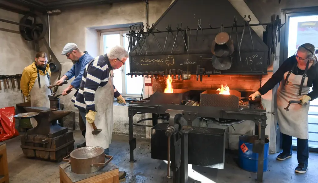 Klangschmiede: Wo mit Zeit, Geduld und Feuer Klänge in Schalen gehämmert werden