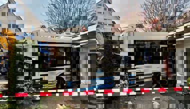 Linienbus kracht in Gartenwirtschaft einer Bäckerei