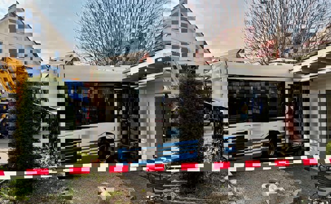 Linienbus kracht in Gartenwirtschaft einer Bäckerei