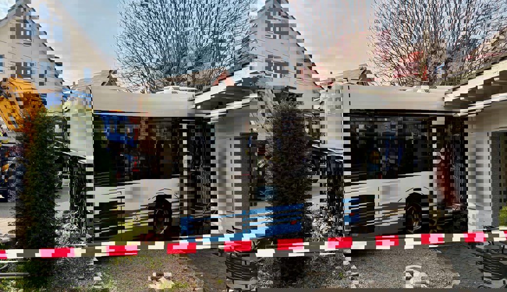 Linienbus kracht in Gartenwirtschaft einer Bäckerei