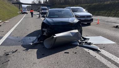 Sattelschlepper verliert drei Blechrollen – ein Auto wird getroffen