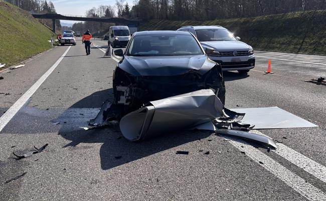 Sattelschlepper verliert drei Blechrollen – ein Auto wird getroffen