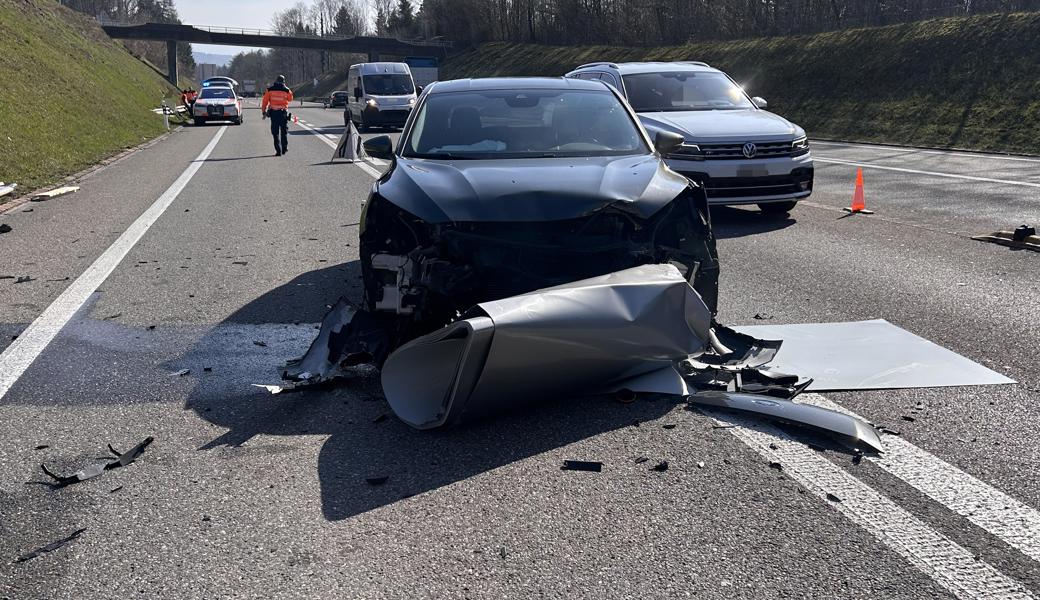 Sattelschlepper verliert drei Blechrollen – ein Auto wird getroffen