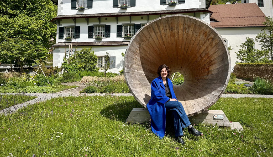 Mirjam Hadorn, CEO der Stiftung Klangwelt Toggenburg, vor der Propstei in Alt St.Johann, wo ein Teil des Klangfests stattfindet. 