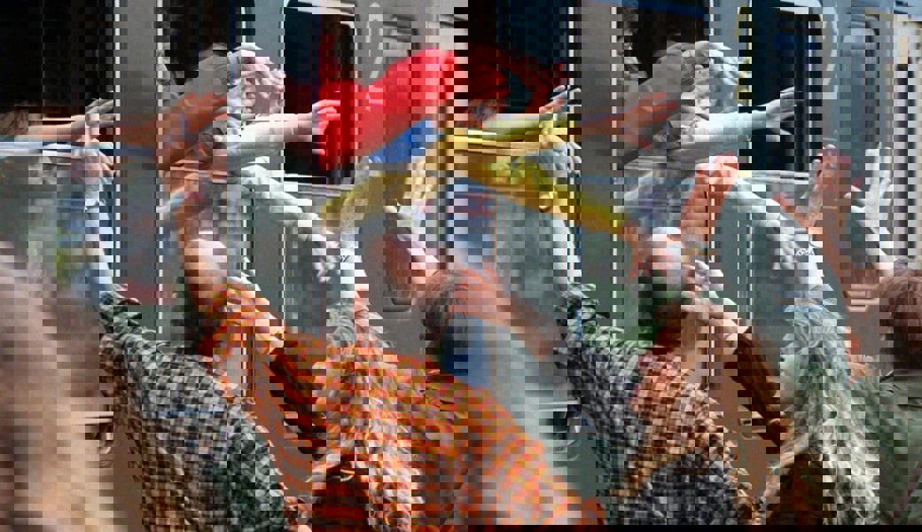  Die meisten Eltern warten, um den Kindern bei der Abfahrt zum Skitag zuwinken zu können. Symbolbild: Christoph Ruckstuhl/Keystone