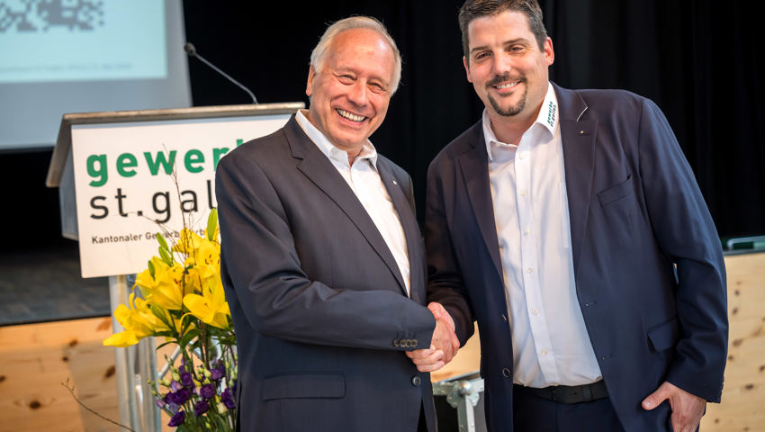 Andreas Hartmann (links) gratuliert Christoph Bärlocher. 