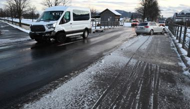 Tückische Eisglätte: Frontalkollision zwischen Auto und Schulbus in Gams