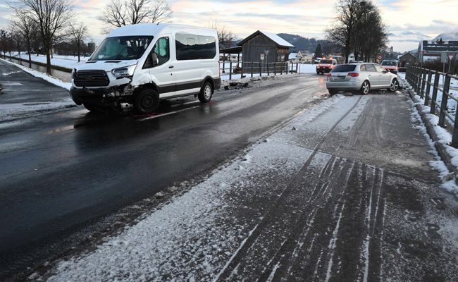 Tückische Eisglätte: Frontalkollision zwischen Auto und Schulbus in Gams