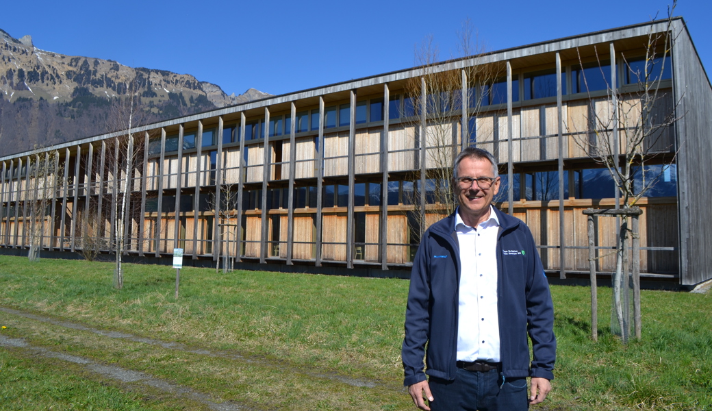 Markus Hobi vor dem Neubau des Landwirtschaftlichen Zentrums in Salez.