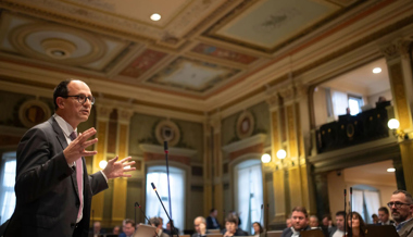 Kantonsrat bewilligt Budget mit wenigen Kürzungen – Finanzchef kündigt Sparmassnahmen an