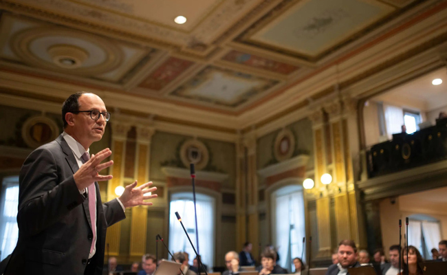 Kantonsrat bewilligt Budget mit wenigen Kürzungen – Finanzchef kündigt Sparmassnahmen an