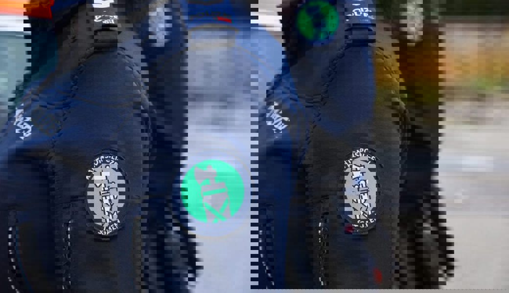  Die Kantonspolizei musste vor und nach dem Eishockeyspiel zwischen den Rapperswil-Jona Lakers und den ZSC Lions das Zusammentreffen zwischen den Fangruppierungen mehrfach verhindern und wurde selber Opfer von Attacken seitens der Lions-Anhänger. Symbolbild: Kantonspolizei St. Gallen