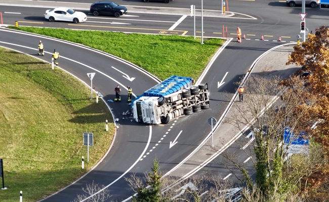 Verriegelung vergessen: Altmetall-Lastwagen umgekippt