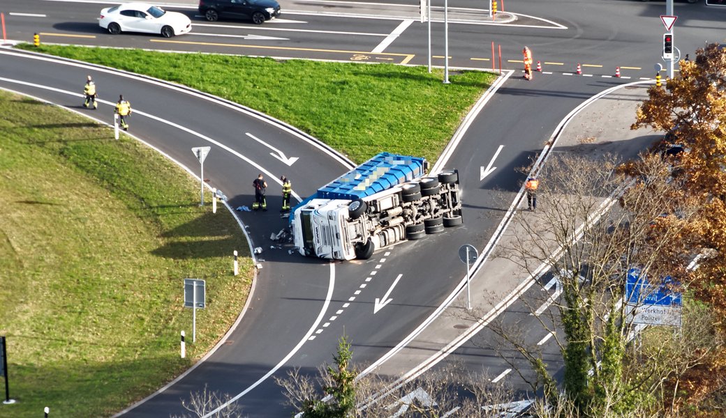 Der Lastwagen transportierte eine Mulde mit Altmetall.