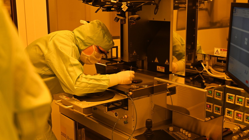 In der Welt der Wafer: Die Kantischülerinnen musste behutsam vorgehen.