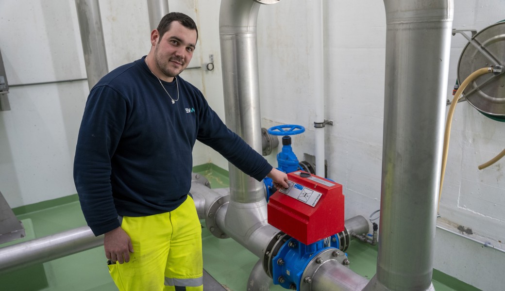 Brunnenmeister Kjetil Fausch kontrolliert die Löschklappe: Deren Funktionieren entscheidet, ob die Feuerwehr im Notfall auch das im Reservoir Zagg gespeicherte Löschwasser erhält.