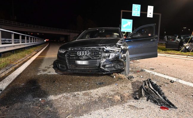 Unfall auf der A13 bei Au fordert zwei Verletzte: Die Kantonspolizei sucht Zeugen