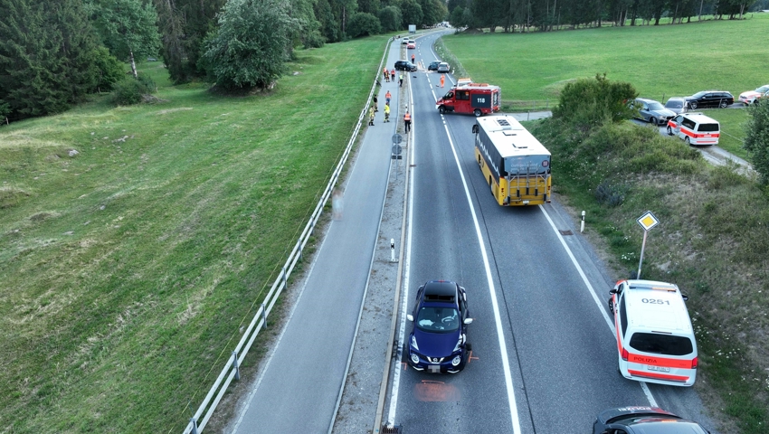 Die Oberalpstrasse blieb während des Einsatzes für zweieinhalb Stunden gesperrt.