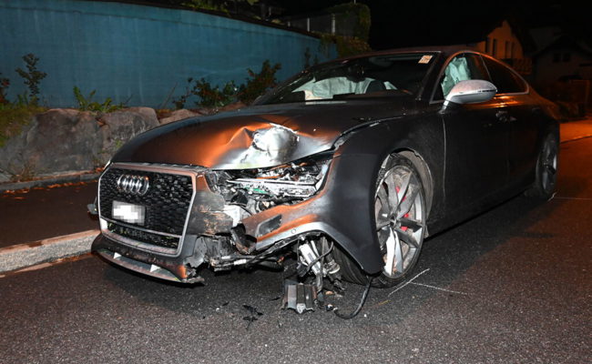 Alkoholisierter Autofahrer kommt von Fahrbahn ab und prallt mit Auto in Baum