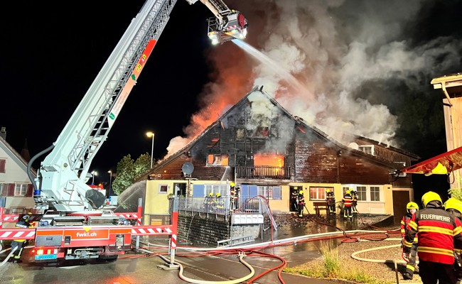 Mehrfamilienhaus brennt komplett aus – Leichnam im Brandschutt entdeckt