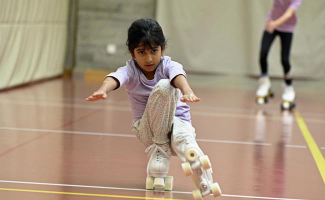Eleganz trifft Gleichgewichtssinn: Auf Rollen durch die Turnhalle