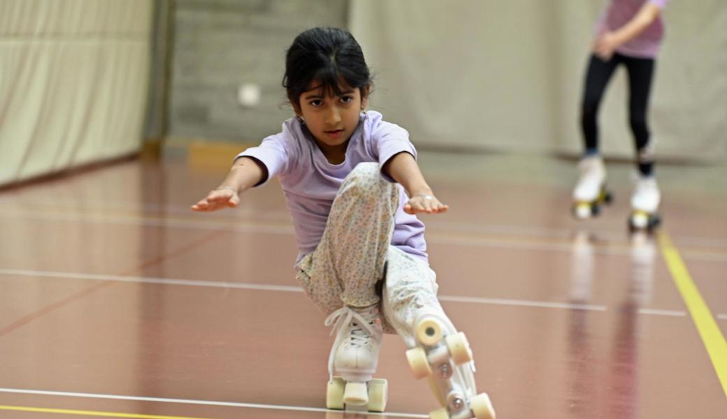 Eleganz trifft Gleichgewichtssinn: Auf Rollen durch die Turnhalle