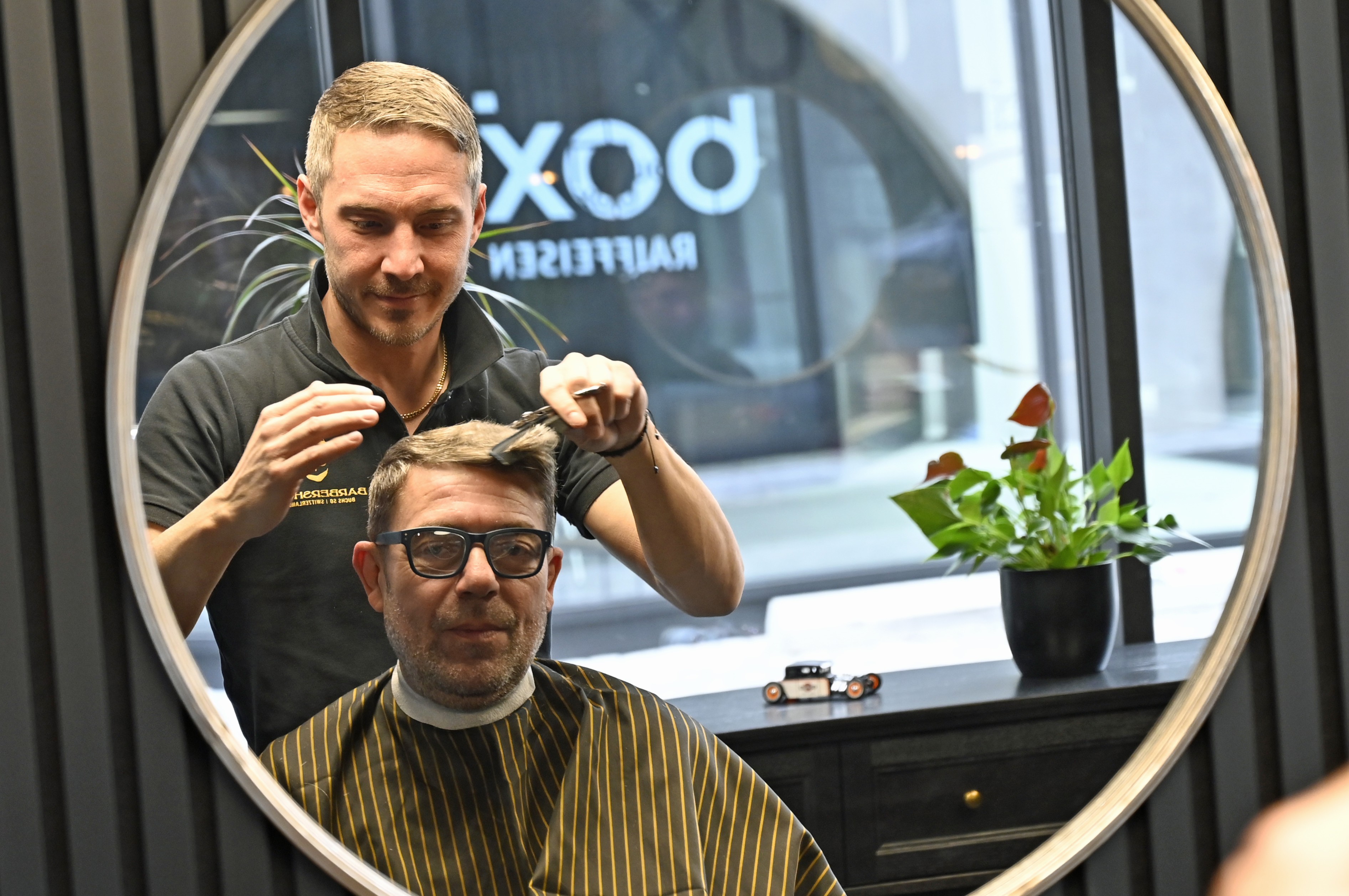 Bei diesem Herrencoiffeur müsste sich selbst der Papst hinten anstellen