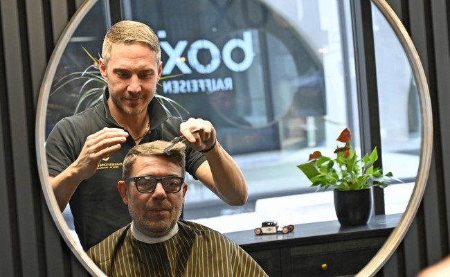 Bei diesem Herrencoiffeur müsste sich selbst der Papst hinten anstellen