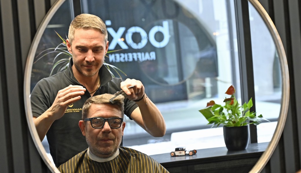 Fabian Bigger (als Model sitzt sein Kollege Rocco Russello) hat einen Männerhort – ein Barbershop mit integrierter Bar – geschaffen.