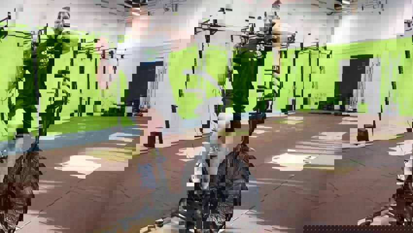  Hanteln heben, Seilspringen und Radfahren: Tobias Zogg demonstriert die Vielseitigkeit von Crossfit. 