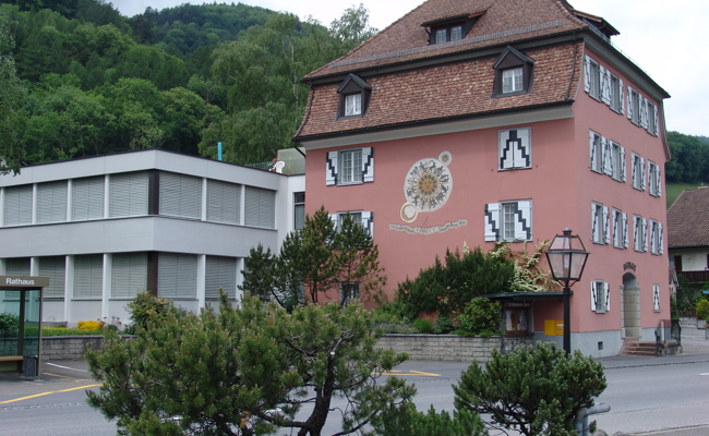 Zeugenaufruf nach Farbattacke: Wer beschädigte das Rathaus?